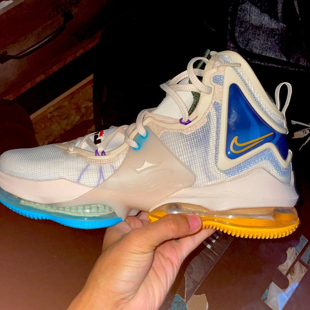 size 11 lebron shoes